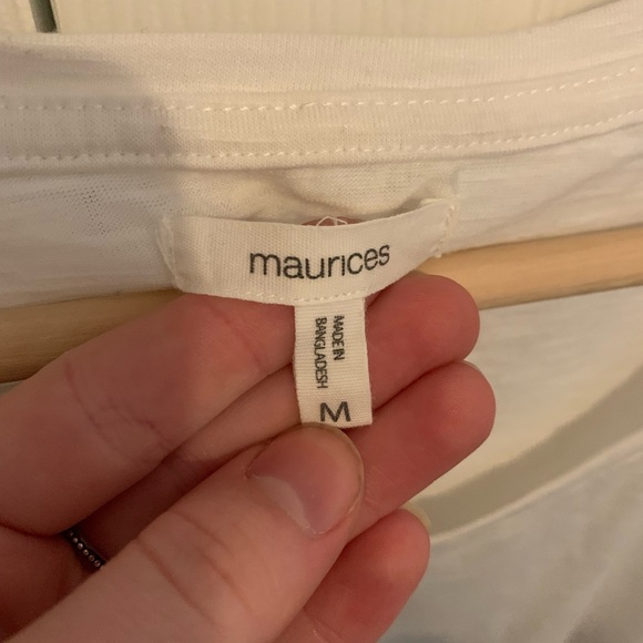 Cute Christmas tee 🎄 - Picture 3 of 3